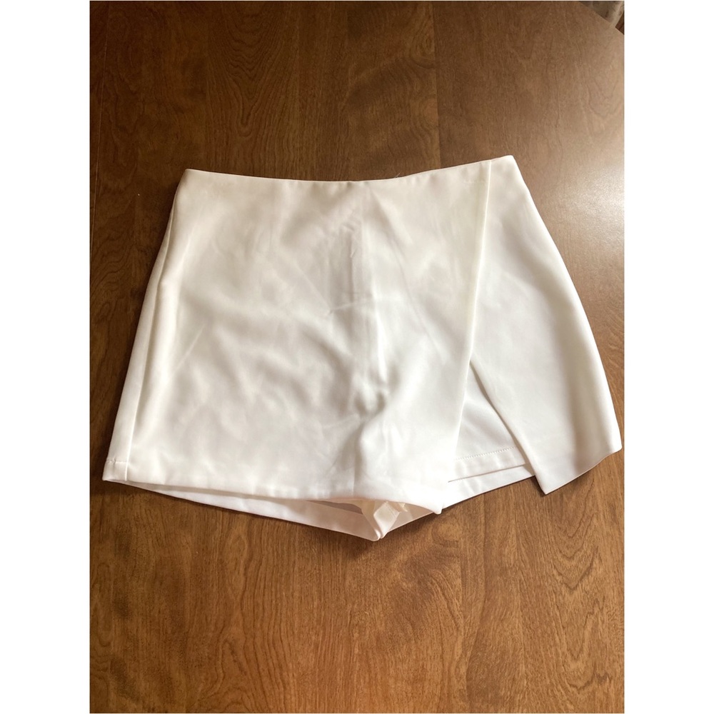 NEW WITHOUT TAGS Lost April white mini skort size small